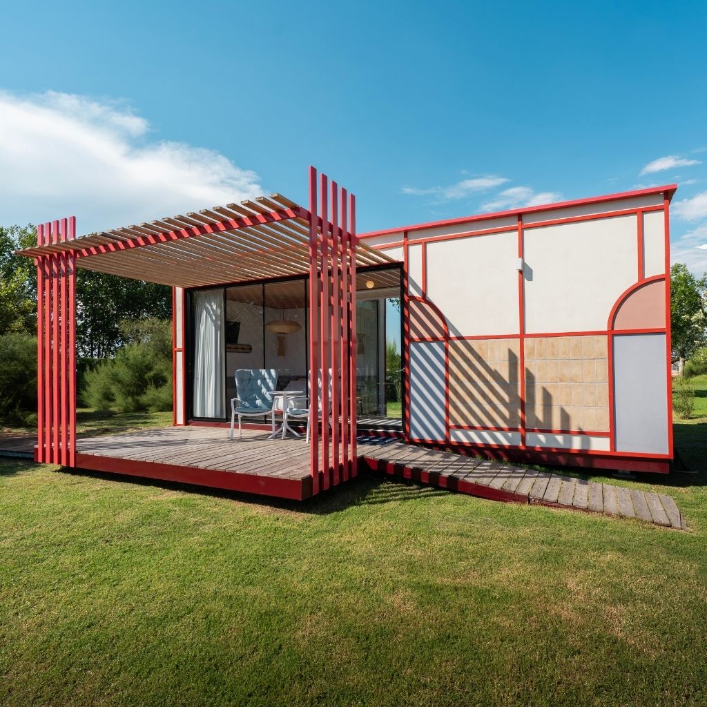 Modulo abitativo Nomadaria di Officine Tamborrino posizionato a bordo lago presso l'oasi Laghi Nabi